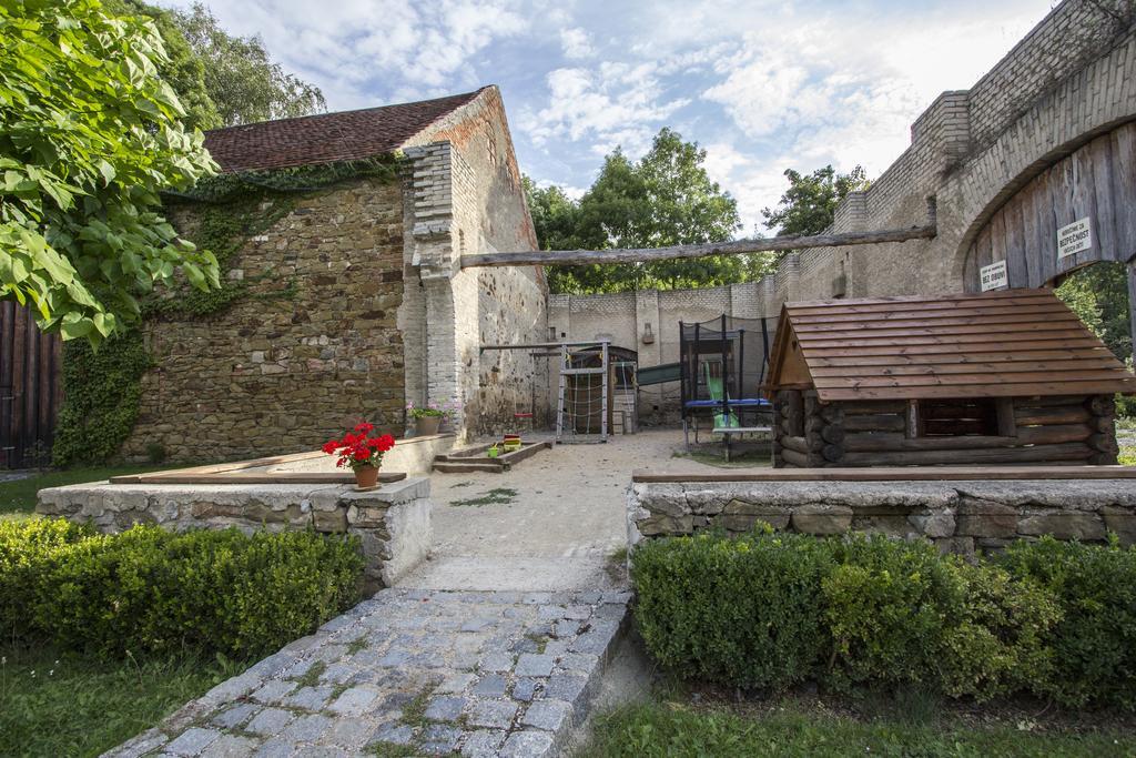 Penzion Ve Stoleti Lodenice Bagian luar foto
