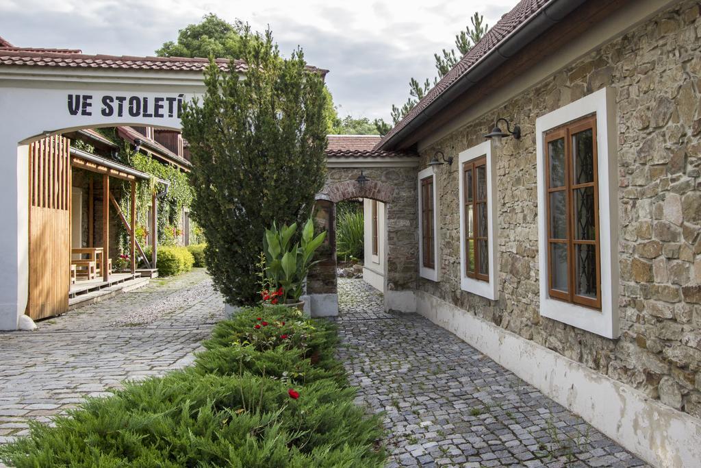 Penzion Ve Stoleti Lodenice Bagian luar foto